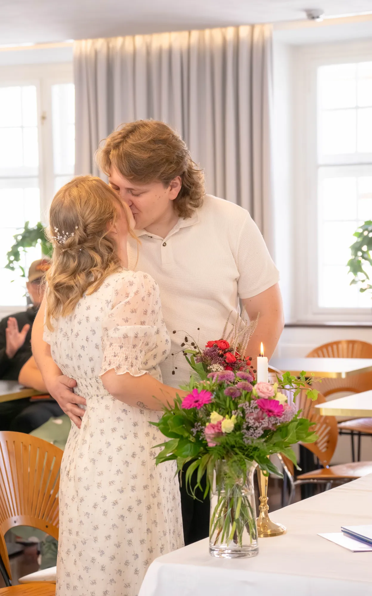 Brudeparret kysser ved bordet