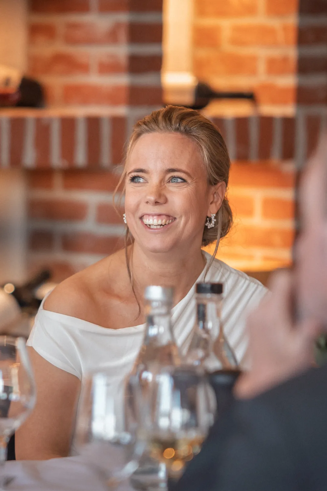 Bruden griner under talerne