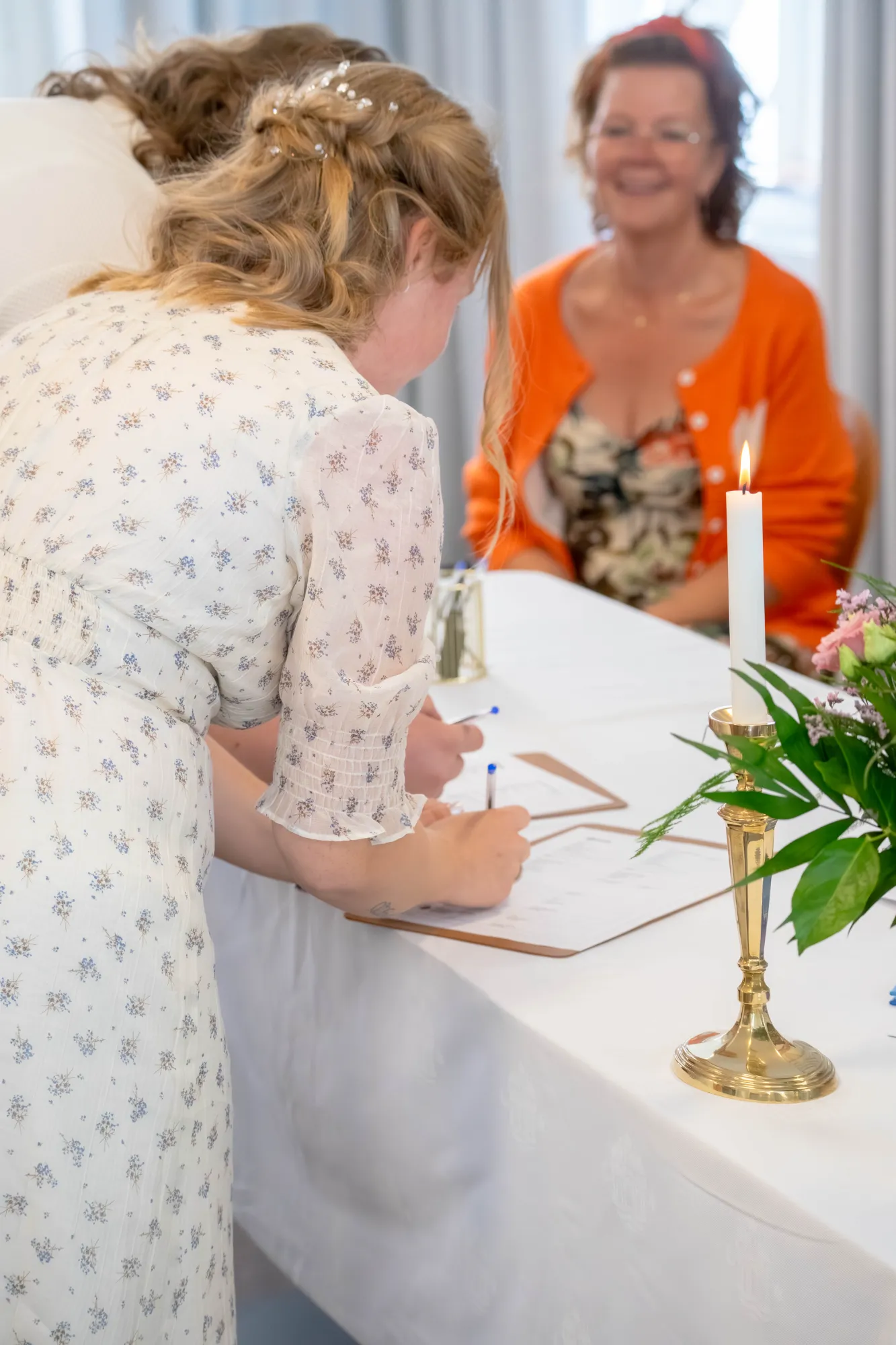 Bruden skriver under ved den borgerlige vielse
