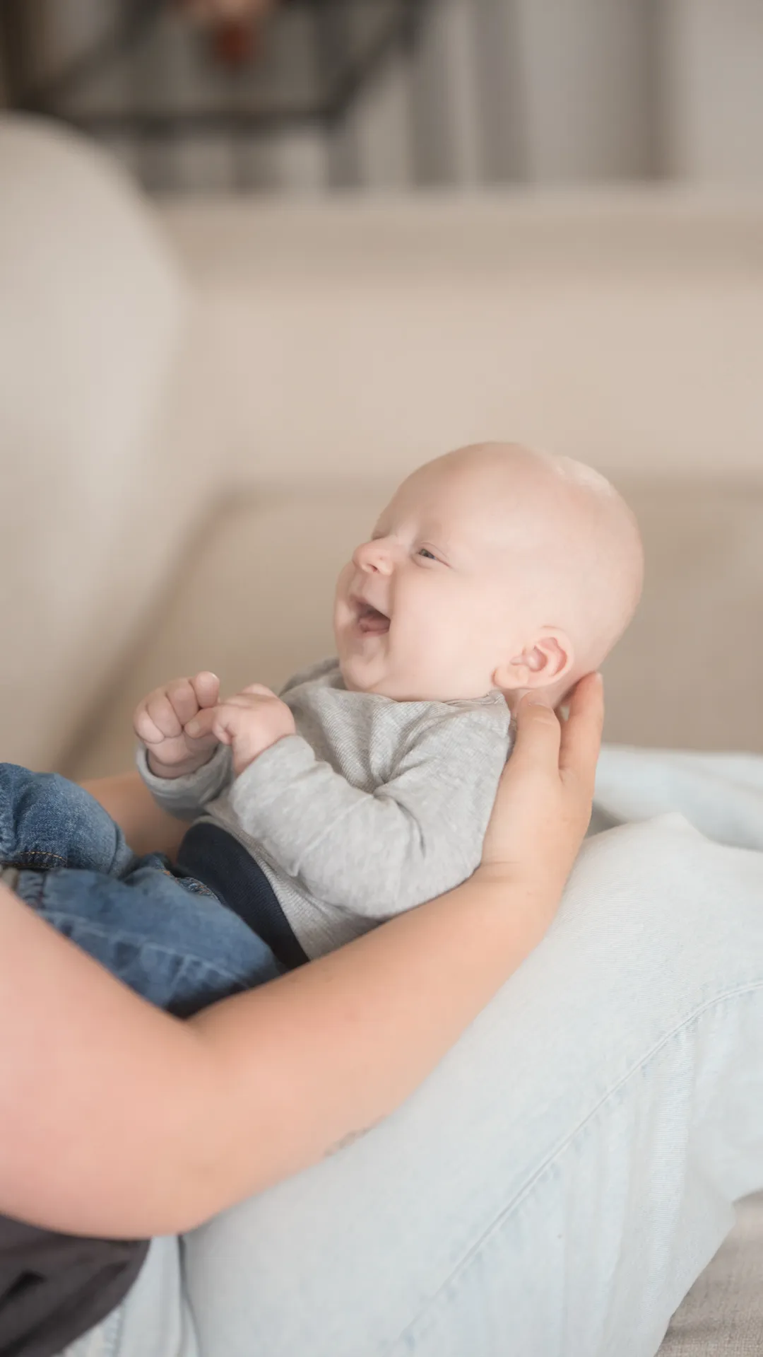 Baby bliver løftet op og smiler